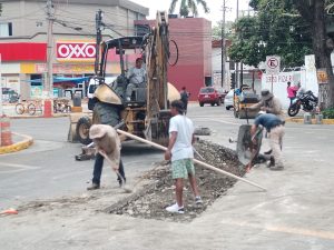 Le meten mano a drenaje colapsado frente al palacio municipal