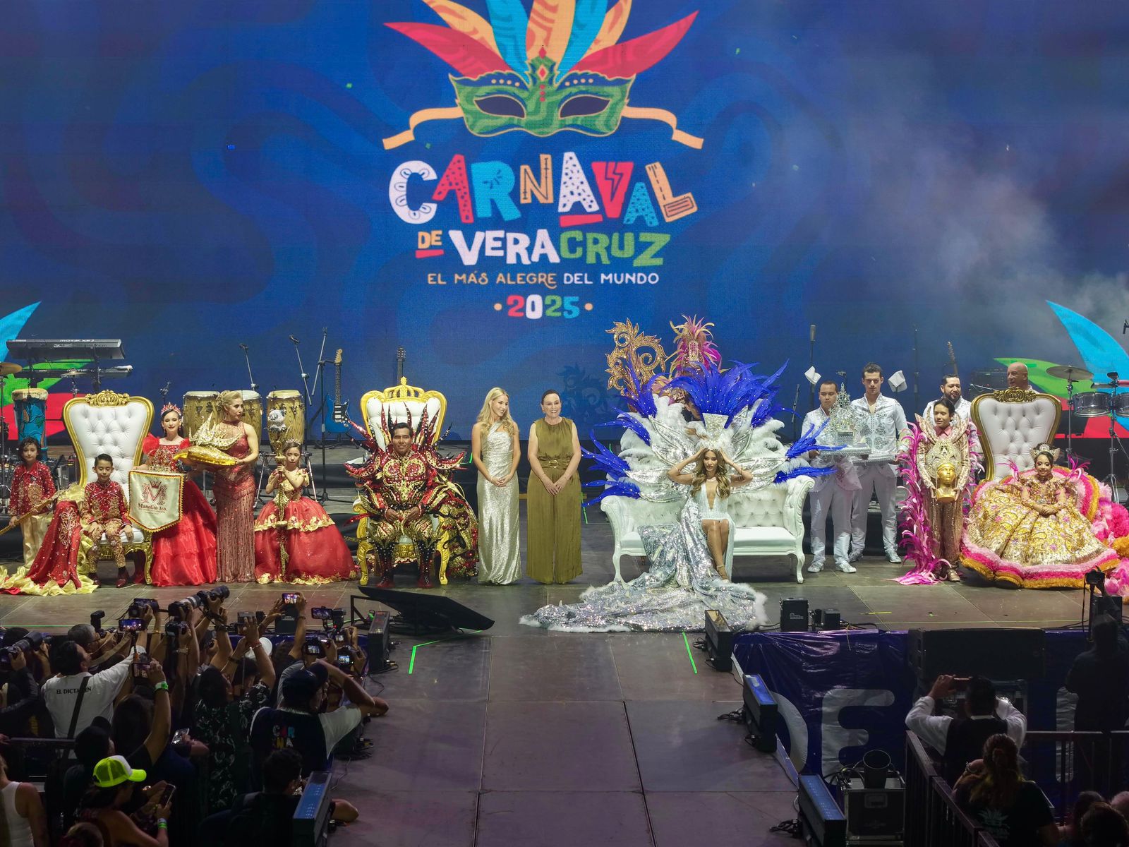 Rocío Nahle corona a Adriana Fonseca como Reina del Carnaval de Veracruz 2025