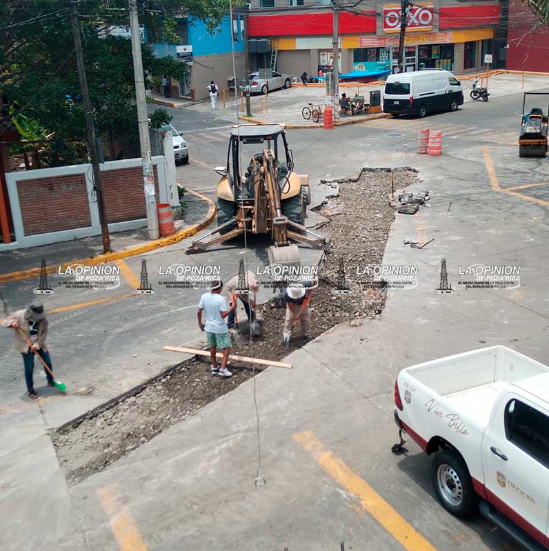 Le meten mano a drenaje colapsado frente al palacio municipal