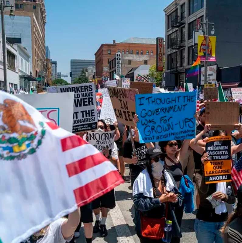 "¡Donald Trump tiene que irse!", gritan manifestantes en EU "¡Donald Trump tiene que irse!", gritan manifestantes en EU