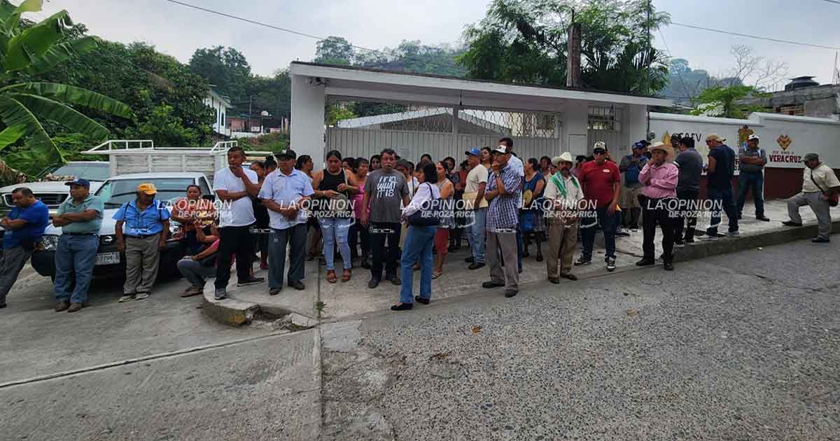 Pobladores de San Pablo se manifiestan en la CAEV Pobladores de San Pablo se manifiestan en la CAEV