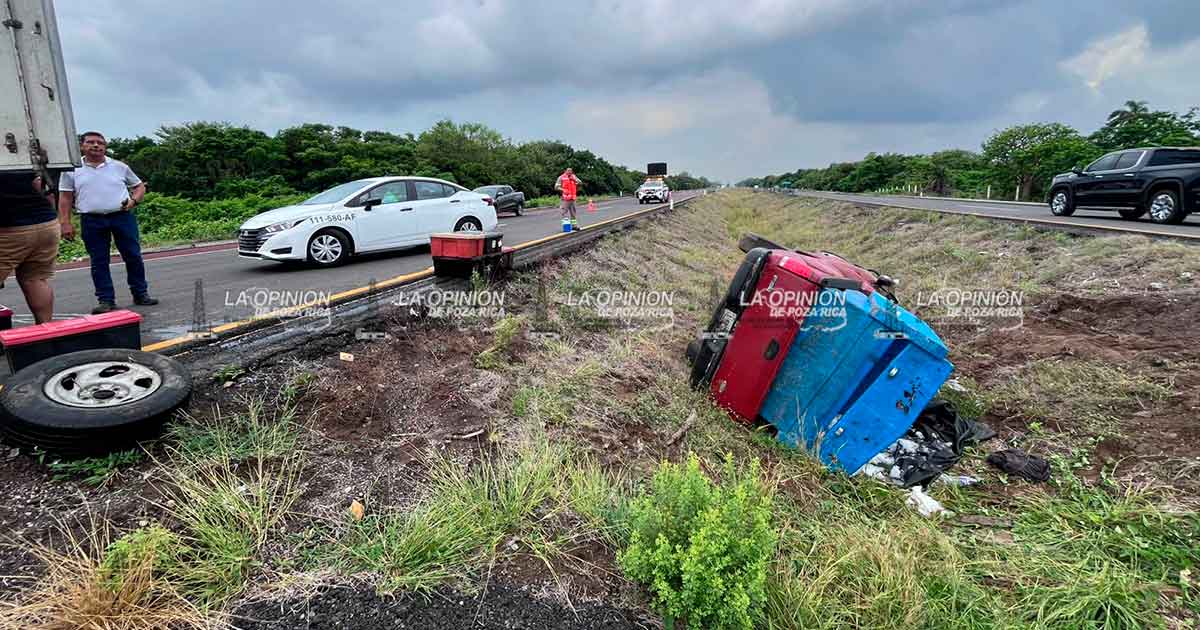 Se vuelca camioneta con camarón en autopista a Córdoba Se vuelca camioneta con camarón en autopista a Córdoba