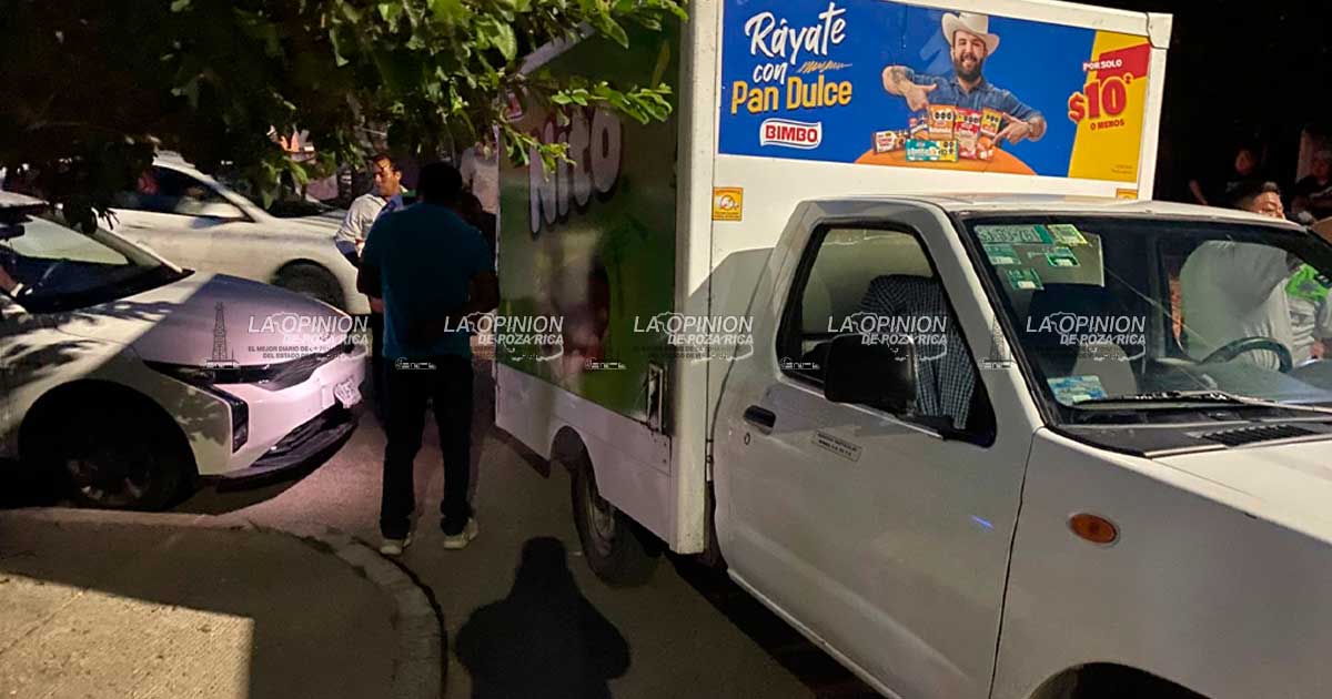 Camioneta se ensarta en auto Camioneta se ensarta en auto