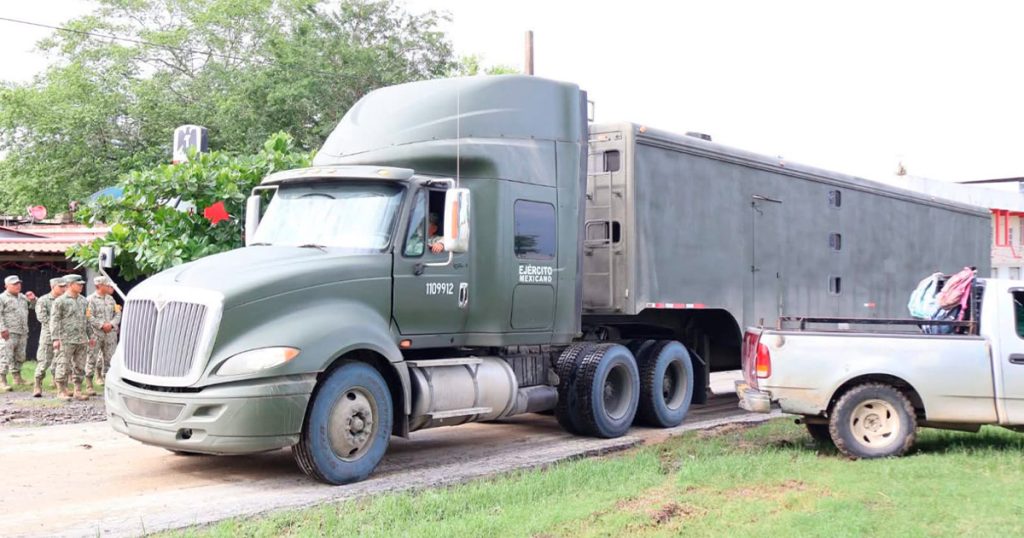 Llevan ayuda aérea a damnificados Llevan ayuda aérea a damnificados