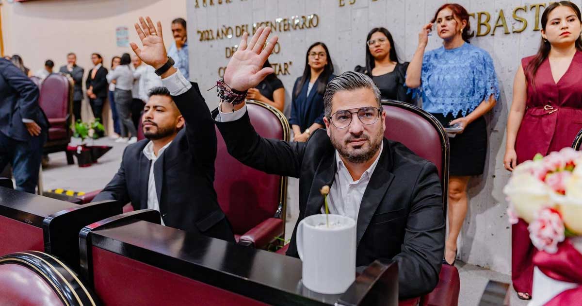 Daniel Cortina se se reincorpora como legislador del Distrito III Daniel Cortina se se reincorpora como legislador del Distrito III