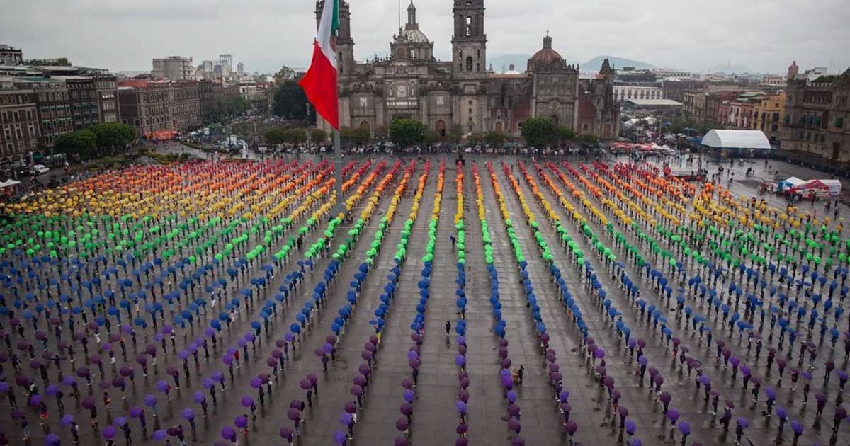 Despliegan en el Zócalo la bandera LGBTIQ+ más grande del mundo