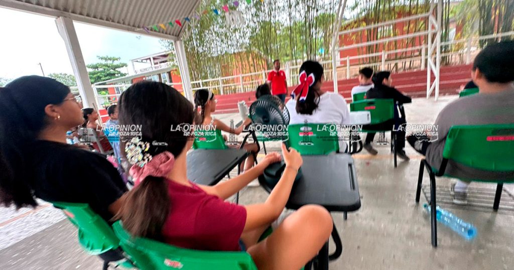 Alumnos de escuela primaria toman clases a la intemperie Alumnos de escuela primaria toman clases a la intemperie