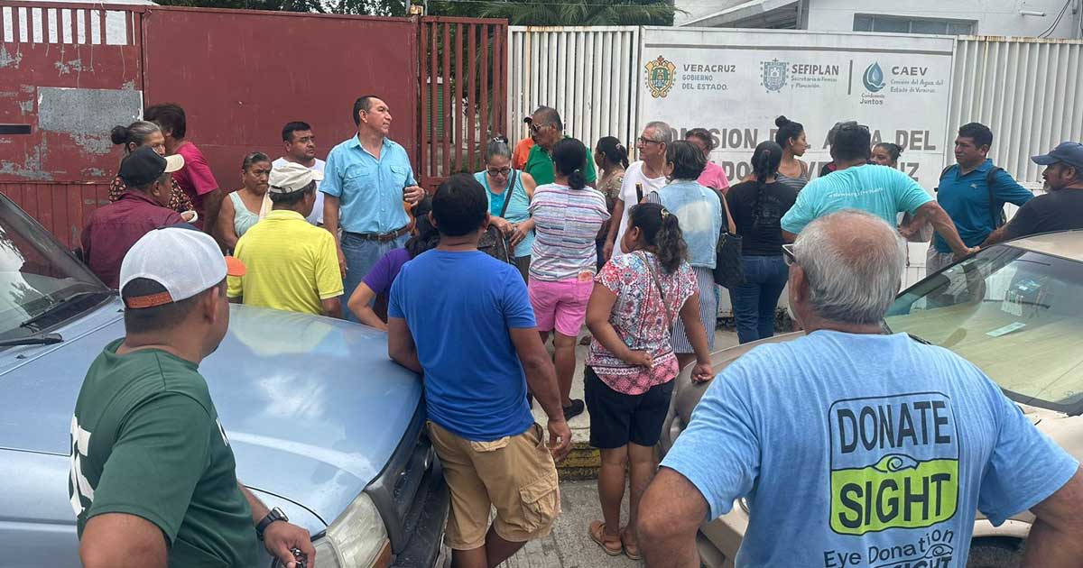 Batallan para tener agua potable Batallan para tener agua potable