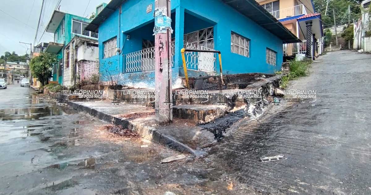Escurrimientos de hidrocarburo afectan el interior de tres viviendas Escurrimientos de hidrocarburo afectan el interior de tres viviendas