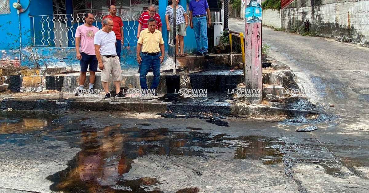 Temen una tragedia en la colonia Laredo; fluye hidrocarburo Temen una tragedia en la colonia Laredo; fluye hidrocarburo