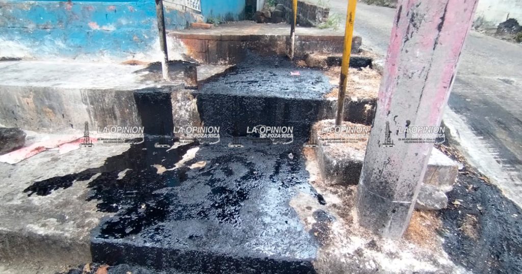 Temen una tragedia en la colonia Laredo; fluye hidrocarburo Temen una tragedia en la colonia Laredo; fluye hidrocarburo