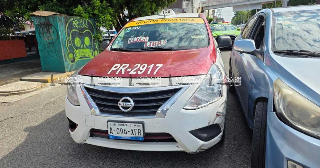 ¡Se incorpora sin precaución y choca! ¡Se incorpora sin precaución y choca!