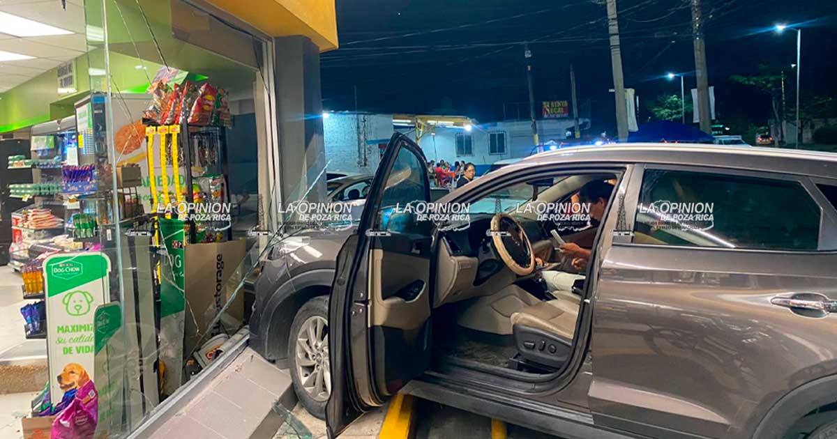 Por poco se mete al OXXO con todo y camioneta Por poco se mete al OXXO con todo y camioneta