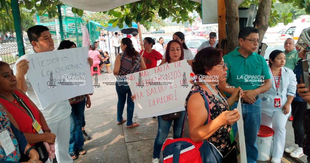 Manifestación de trabajadores del IMSS por múltiples deficiencias Manifestación de trabajadores del IMSS por múltiples deficiencias