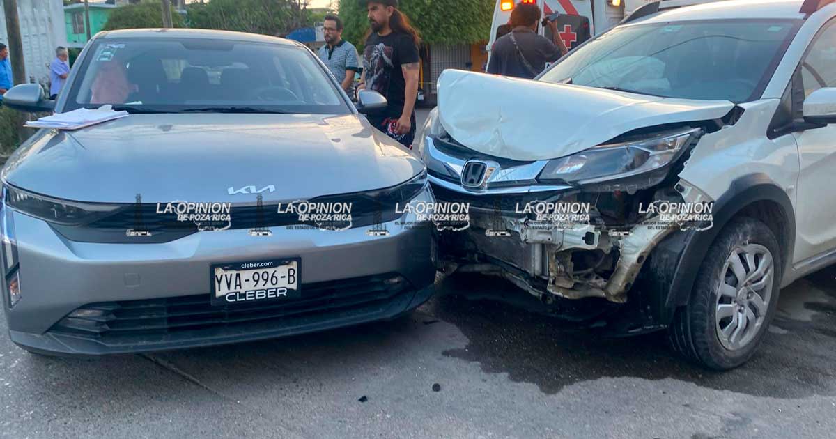 Choque deja dos jóvenes lesionados y daños por 100 mil pesos Choque deja dos jóvenes lesionados y daños por 100 mil pesos