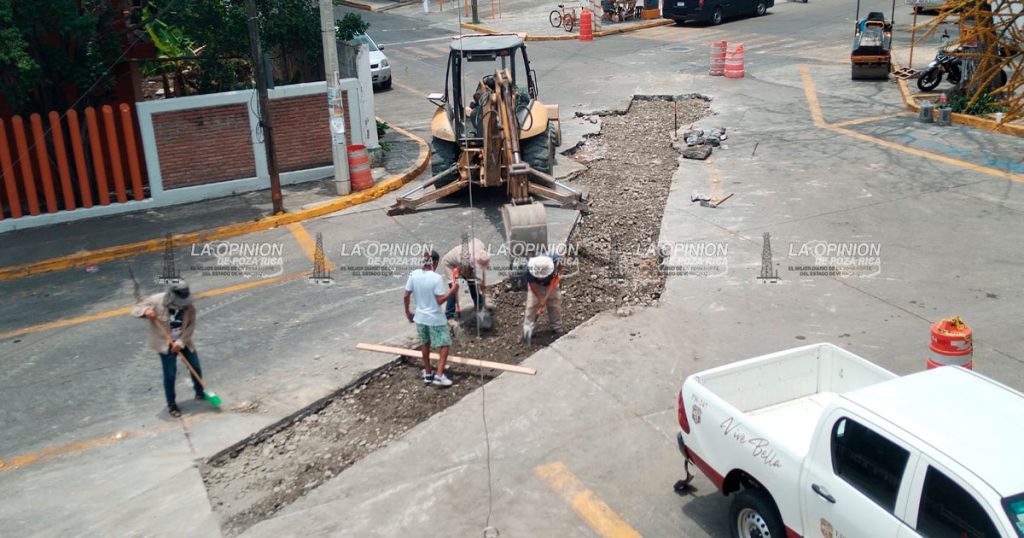 Por "urgencia" reparan drenaje frente al Palacio