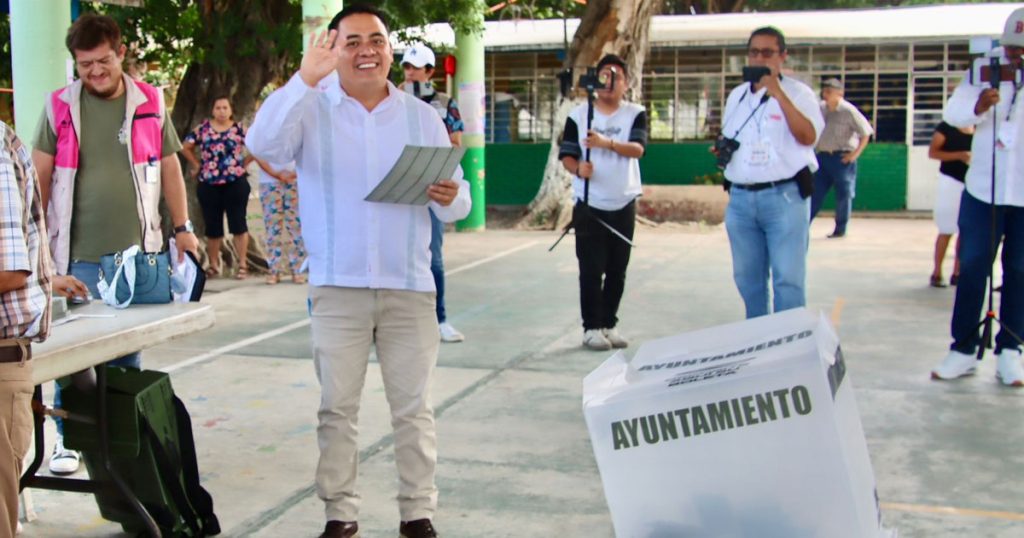 Emilio Olvera emite su voto en Poza Rica y llama a una jornada libre, razonada y de esperanza