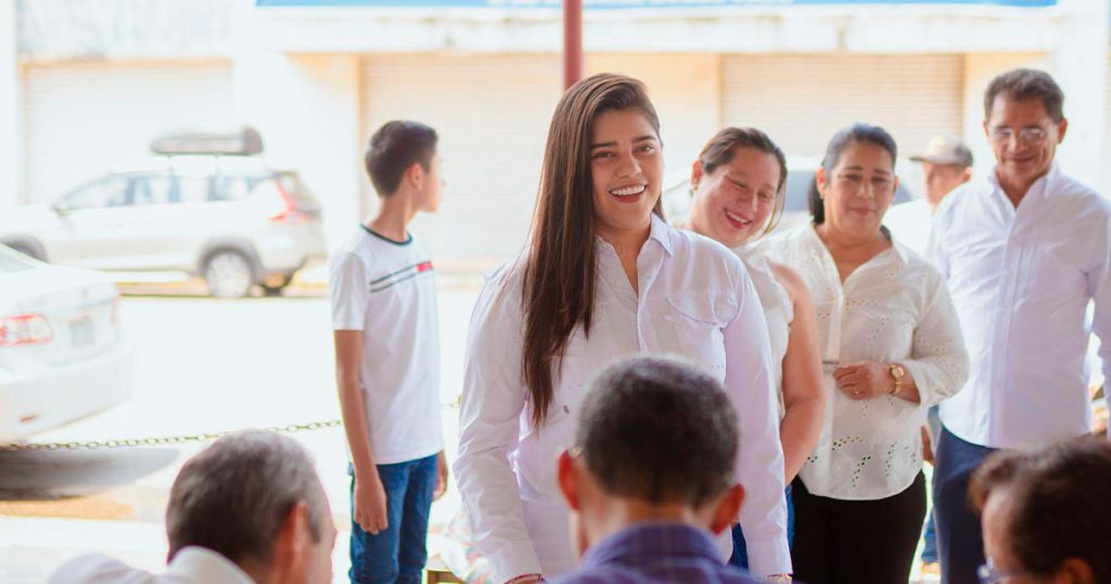 Adanely Rodríguez acude a ejercer su derecho al voto