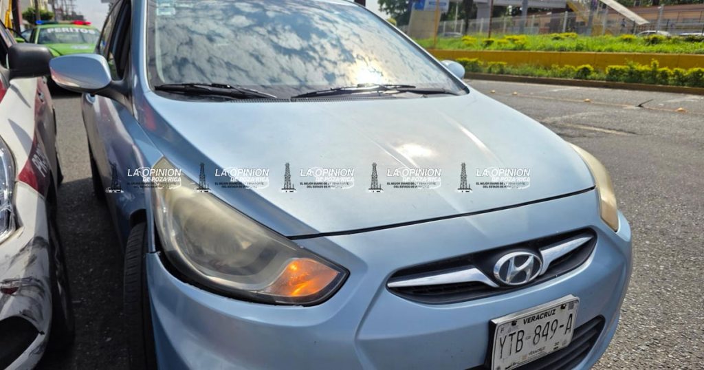 ¡Se incorpora sin precaución y choca! ¡Se incorpora sin precaución y choca!