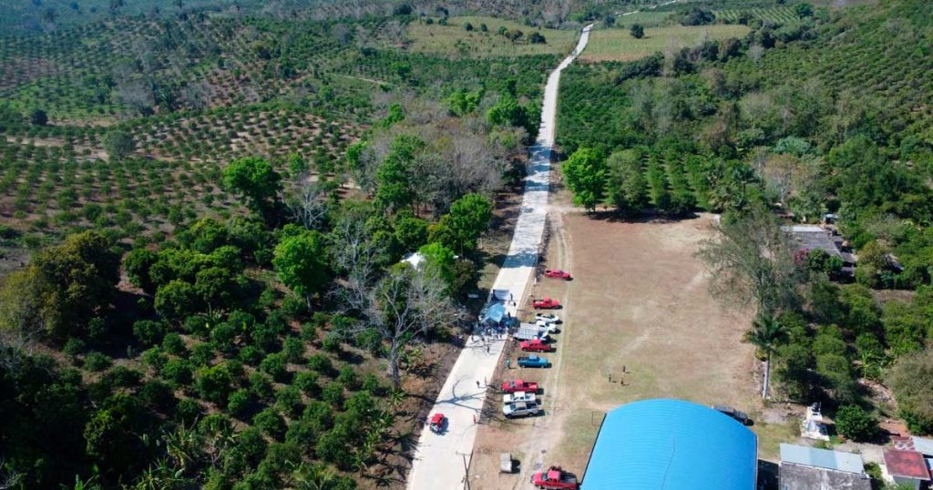Leobardo Gómez González continúa entregando obras