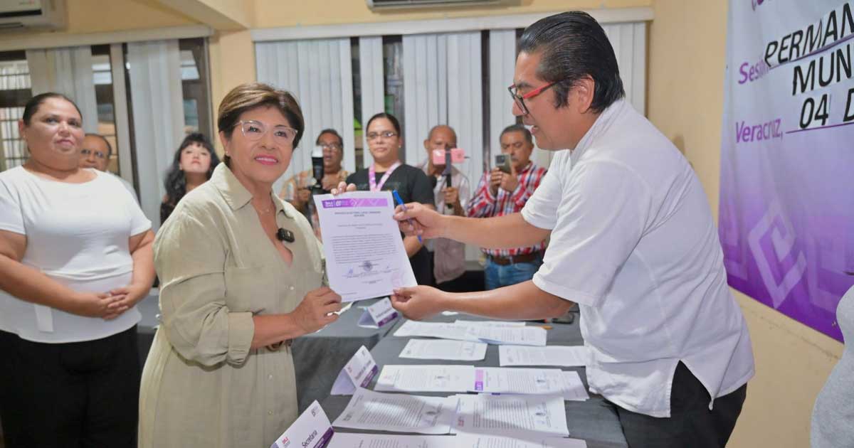 OPLE entrega Constancia de Mayoría a Rosa María Hernández OPLE entrega Constancia de Mayoría a Rosa María Hernández
