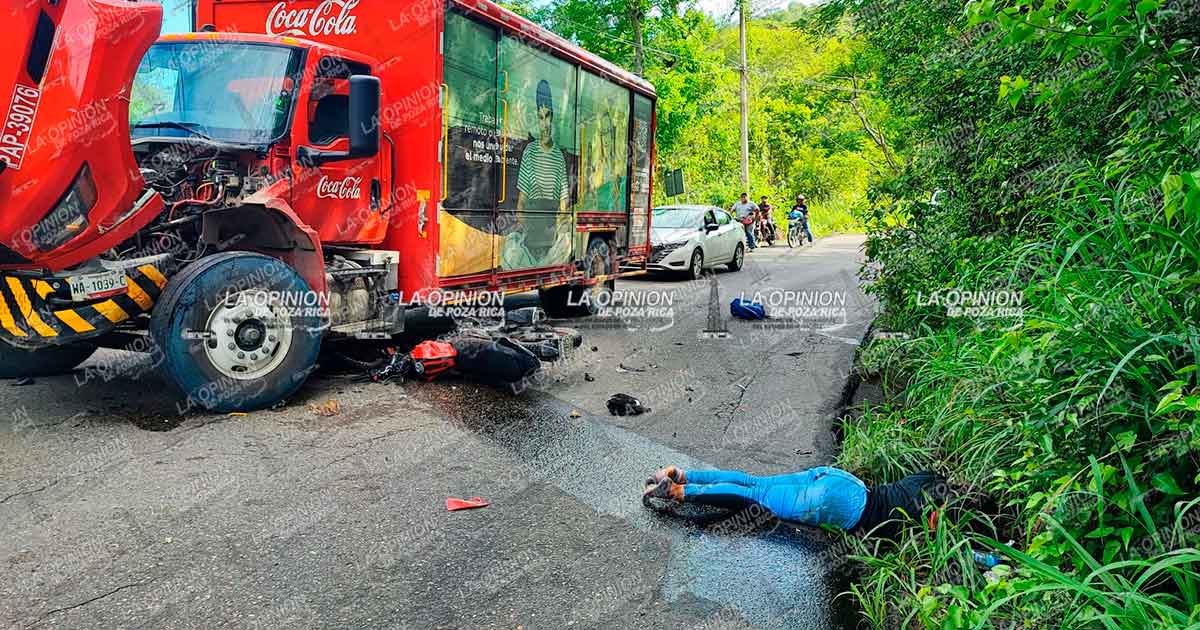 Mujer choca contra camión de la Coca Mujer choca contra camión de la Coca