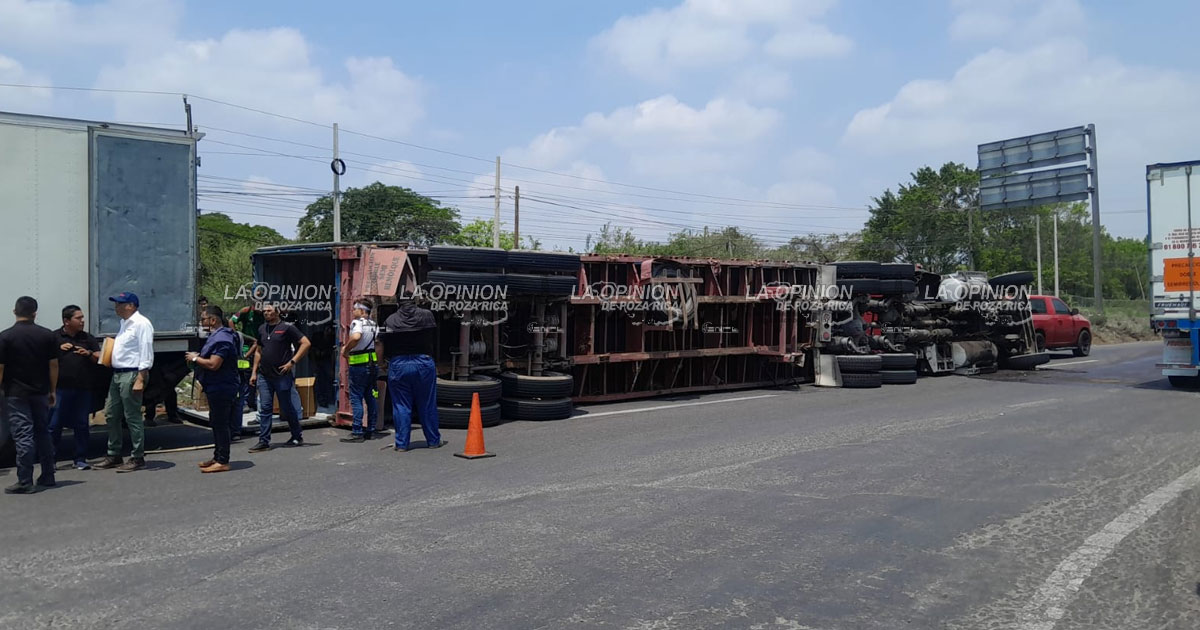 Vuelca tráiler y golpean a conductor en carretera federal Veracruz - Xalapa Vuelca tráiler y golpean a conductor en carretera federal Veracruz - Xalapa
