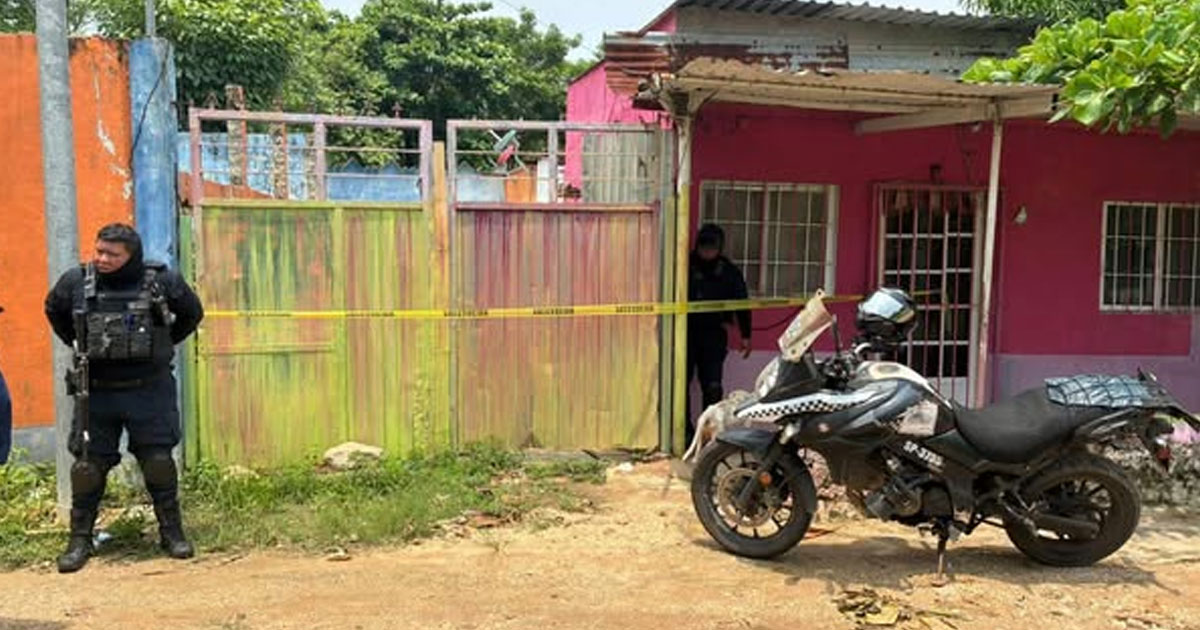 Hallan cadáver de un hombre que ya estaba siendo devorado por su perro en Minatitlán Hallan cadáver de un hombre que ya estaba siendo devorado por su perro en Minatitlán