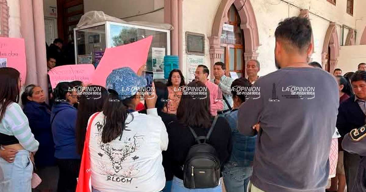 Toman Palacio Municipal de Altotonga por falta de obra pública Toman Palacio Municipal de Altotonga por falta de obra pública
