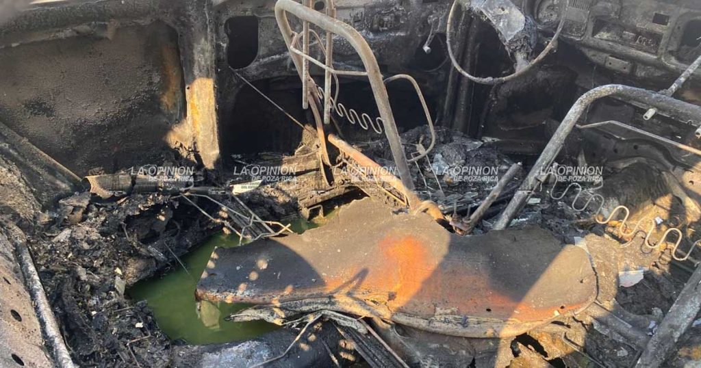 Incendia "vocho" en Avenida 20 de Noviembre