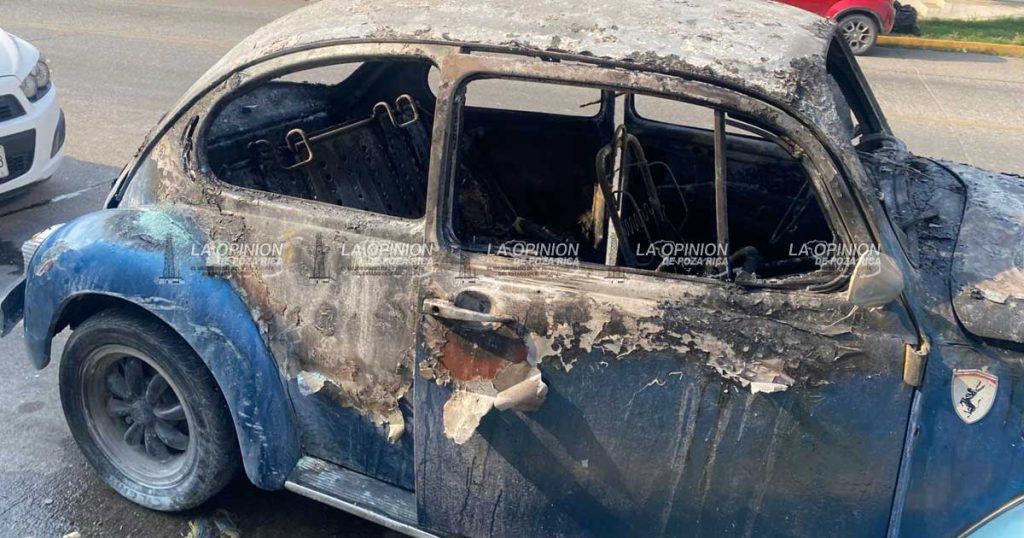Incendia "vocho" en Avenida 20 de Noviembre