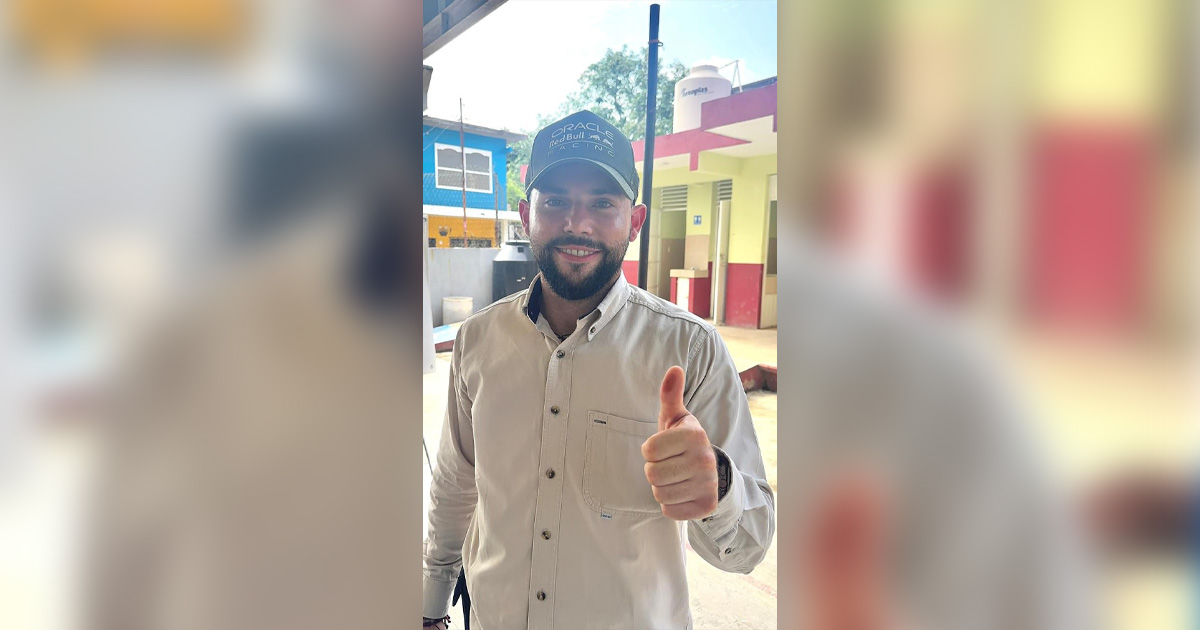 Jorge Alanís acude a emitir su voto en Coatzintla Jorge Alanís acude a emitir su voto en Coatzintla
