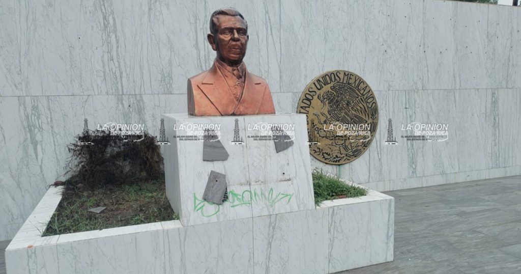 ¡Lo que faltaba! Destrozan placa del Gral. Lázaro Cárdenas ¡Lo que faltaba! Destrozan placa del Gral. Lázaro Cárdenas