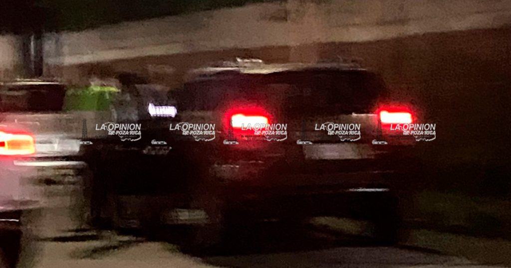¡Se ensarta camioneta con auto!