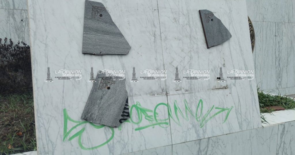 ¡Lo que faltaba! Destrozan placa del Gral. Lázaro Cárdenas ¡Lo que faltaba! Destrozan placa del Gral. Lázaro Cárdenas