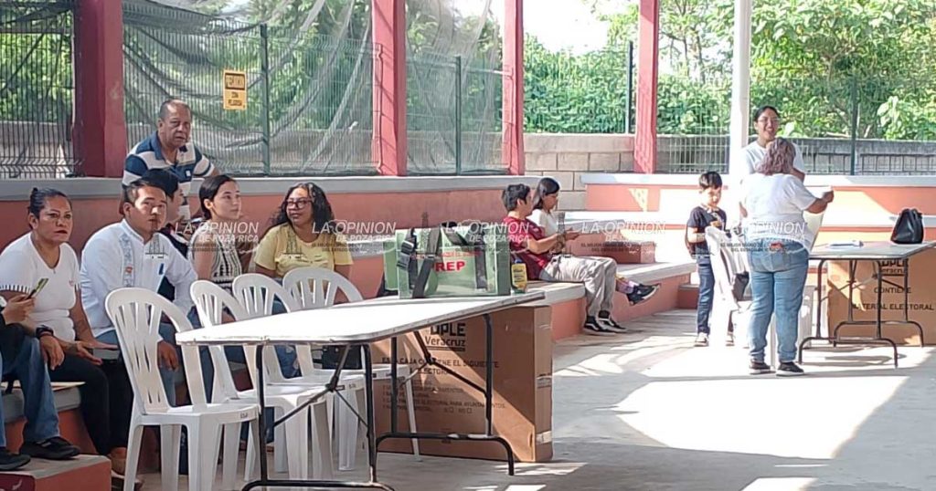 Malestar ciudadano en Kawatzin por ausencia de funcionarios del OPLE en casilla 4965