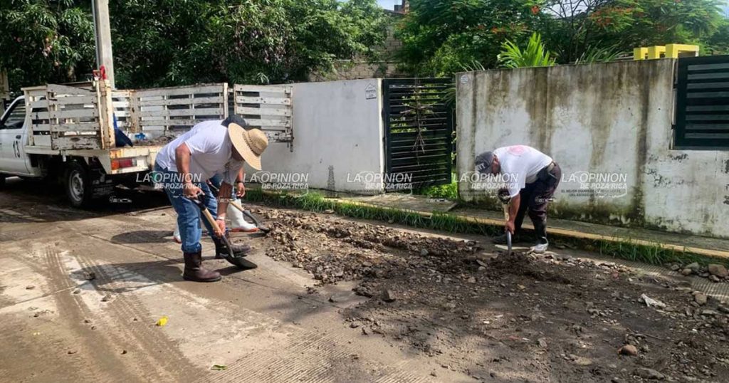 Luego de que por las fuertes lluvias los drenes pluviales quedaran azolvados con lodo y basura, personal del ayuntamiento se ha dado a la tarea de realizar su limpieza en diversos sectores de la cabecera municipal.