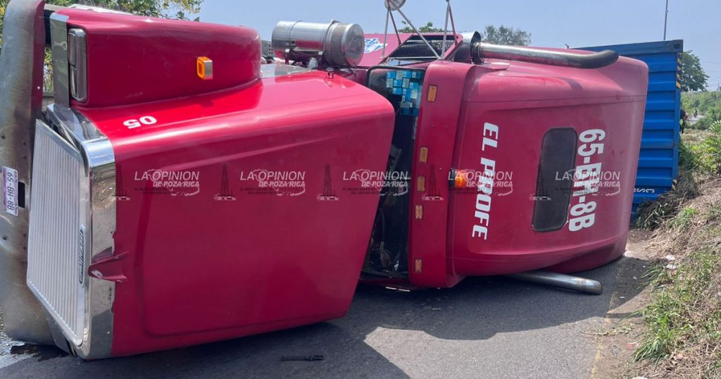 Vuelca tráiler y golpean a conductor en carretera federal Veracruz - Xalapa