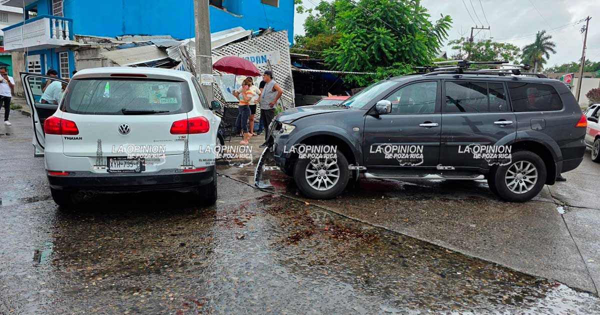 ¡Se vuela el alto y manda camioneta contra poste! ¡Se vuela el alto y manda camioneta contra poste!