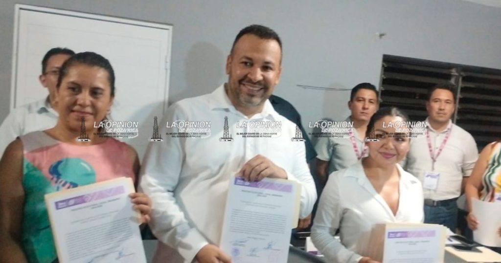 Recibe Raúl Hernández constancia de mayoría