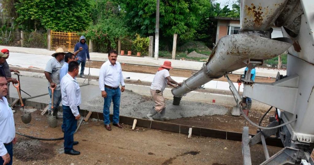 Supervisa alcalde obras en El Copal