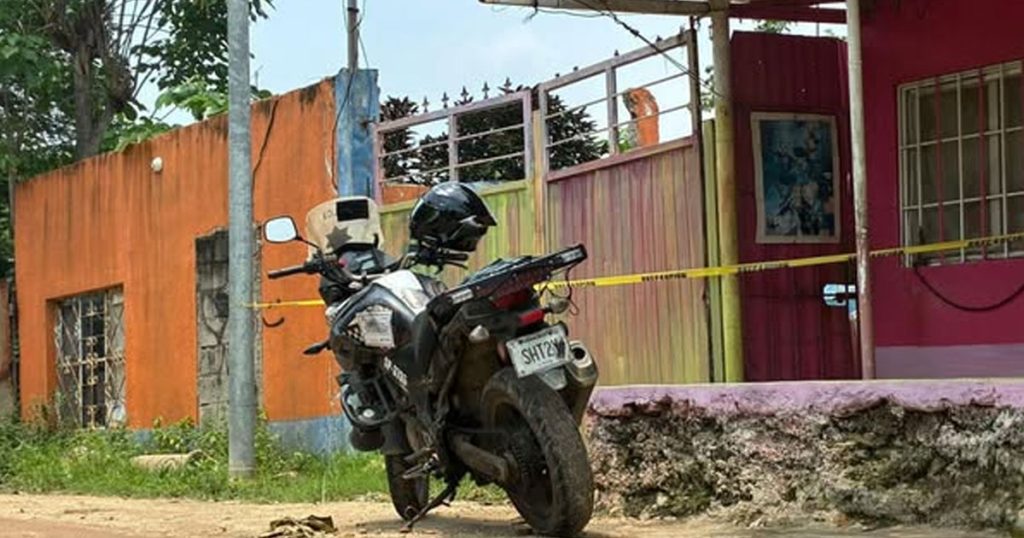Hallan cadáver de un hombre que ya estaba siendo devorado por su perro en Minatitlán Hallan cadáver de un hombre que ya estaba siendo devorado por su perro en Minatitlán