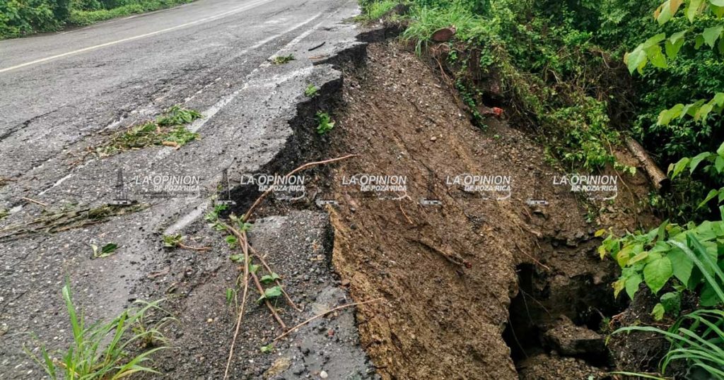 Elementos de Tránsito del Estado brindan seguridad vial en derrumbe carretero Elementos de Tránsito del Estado brindan seguridad vial en derrumbe carretero