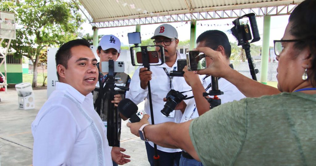 Emilio Olvera emite su voto en Poza Rica y llama a una jornada libre, razonada y de esperanza