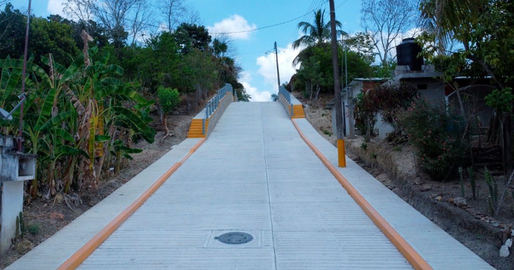 Pavimentan calles en ejido El Horcón Pavimentan calles en ejido El Horcón