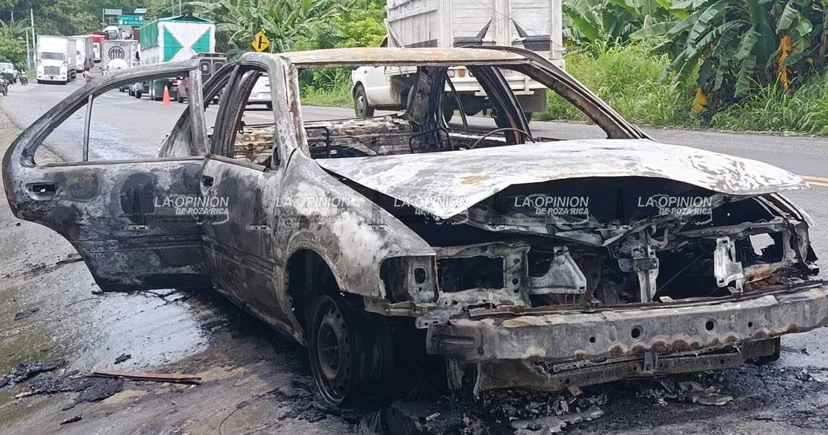 Automóvil se incendia; queda en pura chatarra Automóvil se incendia; queda en pura chatarra