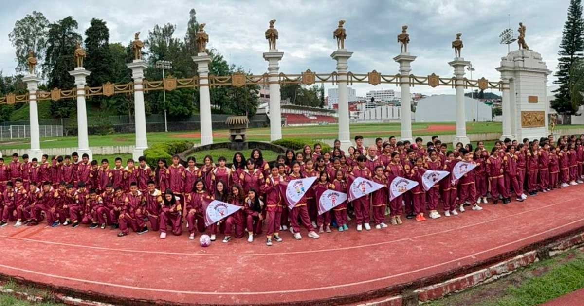 Abanderan a delegación que participará en Juegos Deportivos Nacionales Escolares Abanderan a delegación que participará en Juegos Deportivos Nacionales Escolares