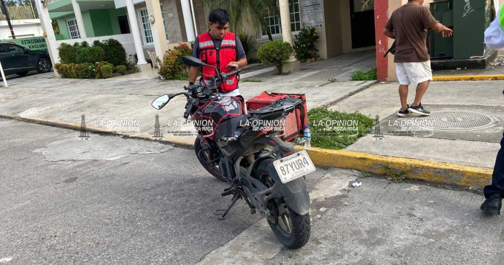 ¡Auto Aveo derriba moto!
