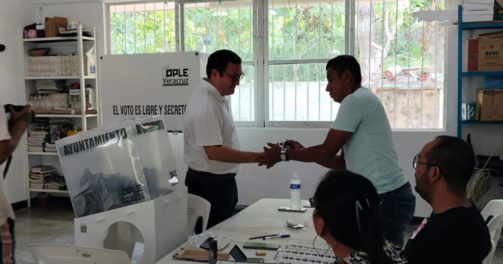 Gonzalo Flores, emite su voto casilla básica de la sección 2899