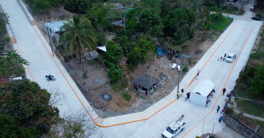 Pavimentan calles en ejido El Horcón Pavimentan calles en ejido El Horcón